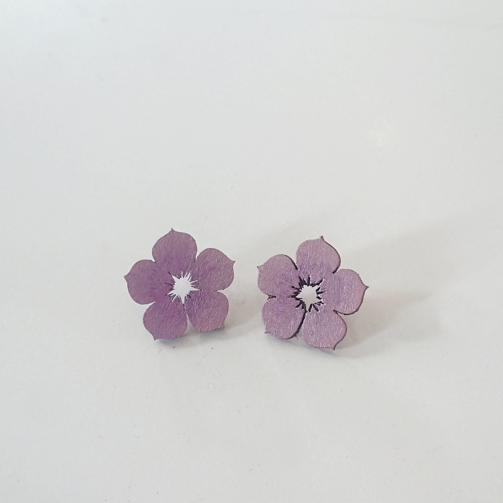 Lemmikkini-korvakoru, vaalea liia