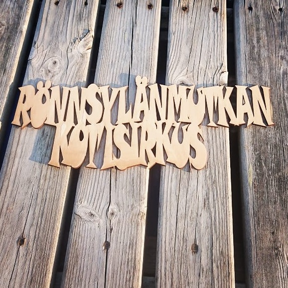 Rönnsylänmutkan kotisirkus -kyltti